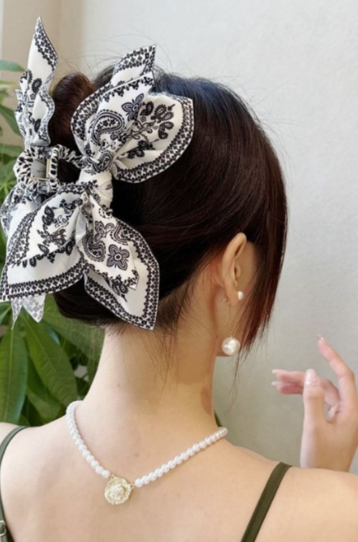 Taylor Paisley Claw Clip Black