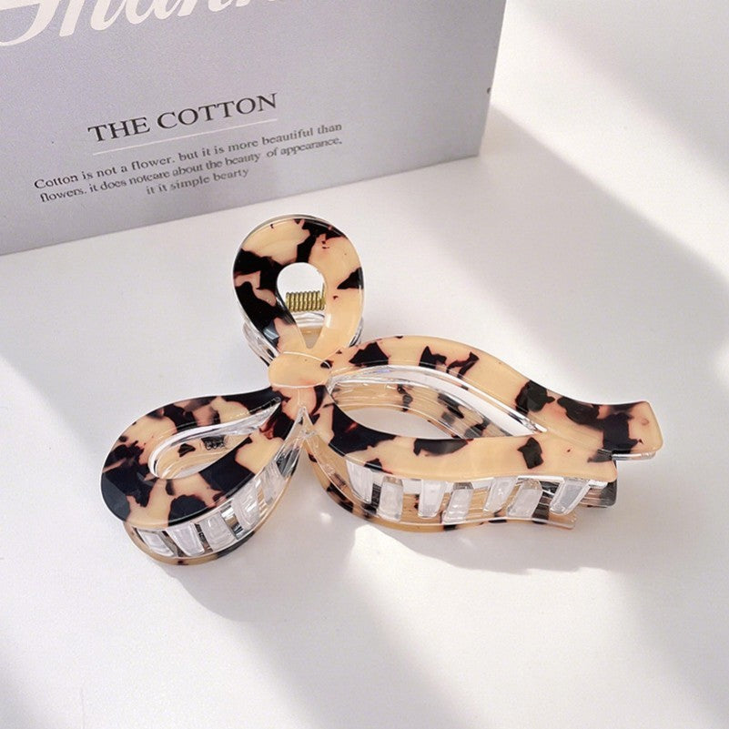 Tortoise printed bow shape claw clip.