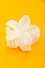 Load image into Gallery viewer, Easy Living Flower Clip Ivory